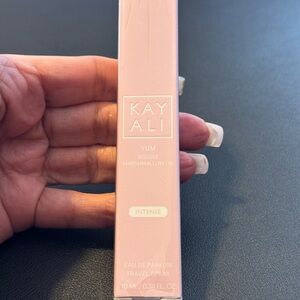 Kayali Yum Boujee Marshmellow Eau de Parfum Travel Spray - 10 ml